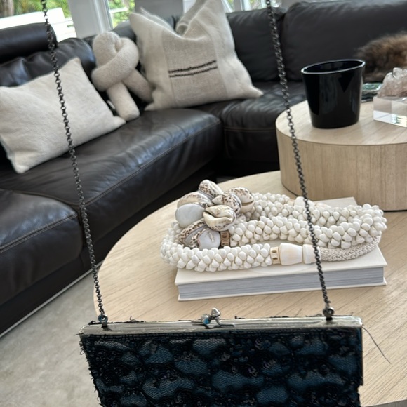 Black sequence clutch good shape. Wonderful for a black tie gala or just fun - Picture 3 of 3